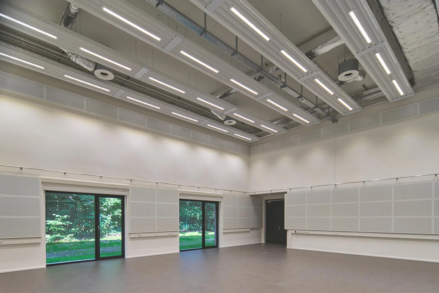 FTZ Sport Oldenburg – Raum mit offener Deckentechnik